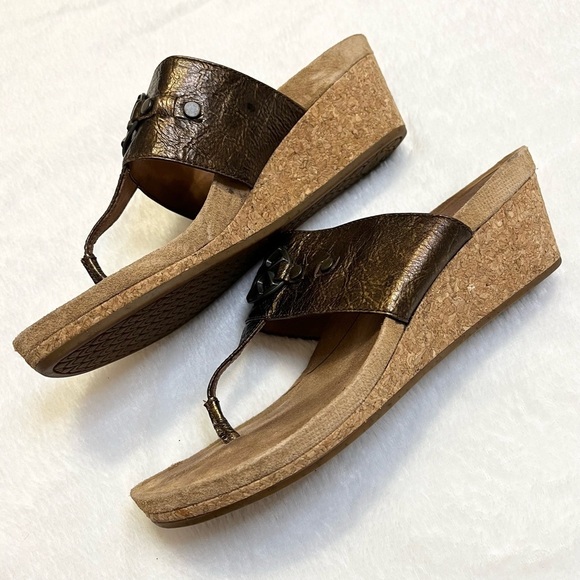 UGG Australia Briella Bronze Wedge Thong Medallion Sandal Womens Size 9 - Picture 8 of 15